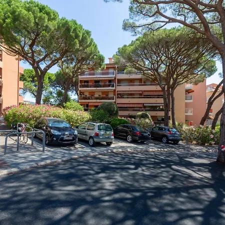 Les Pins Ensoleilles.7 *